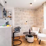Centre In Stone House Apartment *