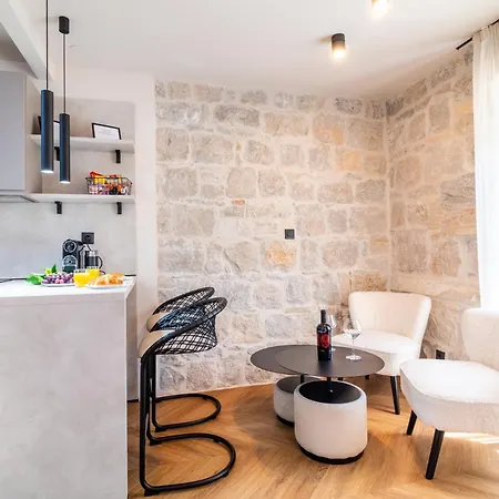 Centre In Stone House Apartment *