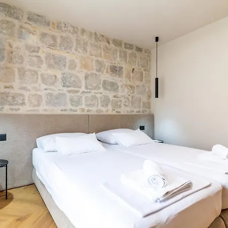 Centre In Stone House Split